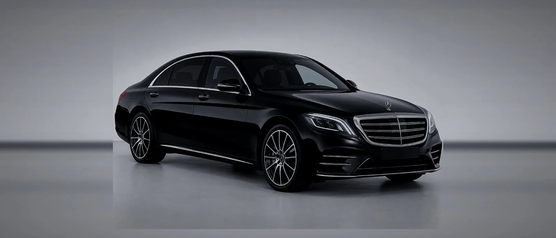 Schwarze Mercedes S-Klasse Limousine, Dreiviertelansicht von vorne
