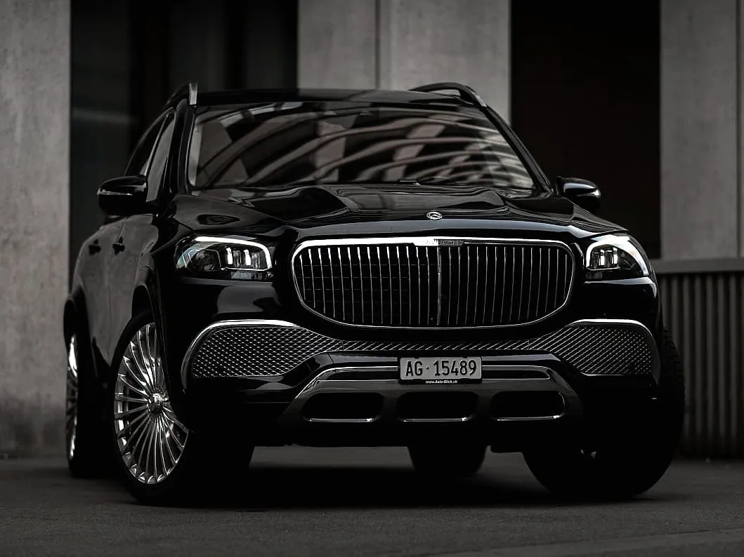 Schwarzer Mercedes-Maybach GLS von Aven, frontal vor einem Bürogebäude in Zürich