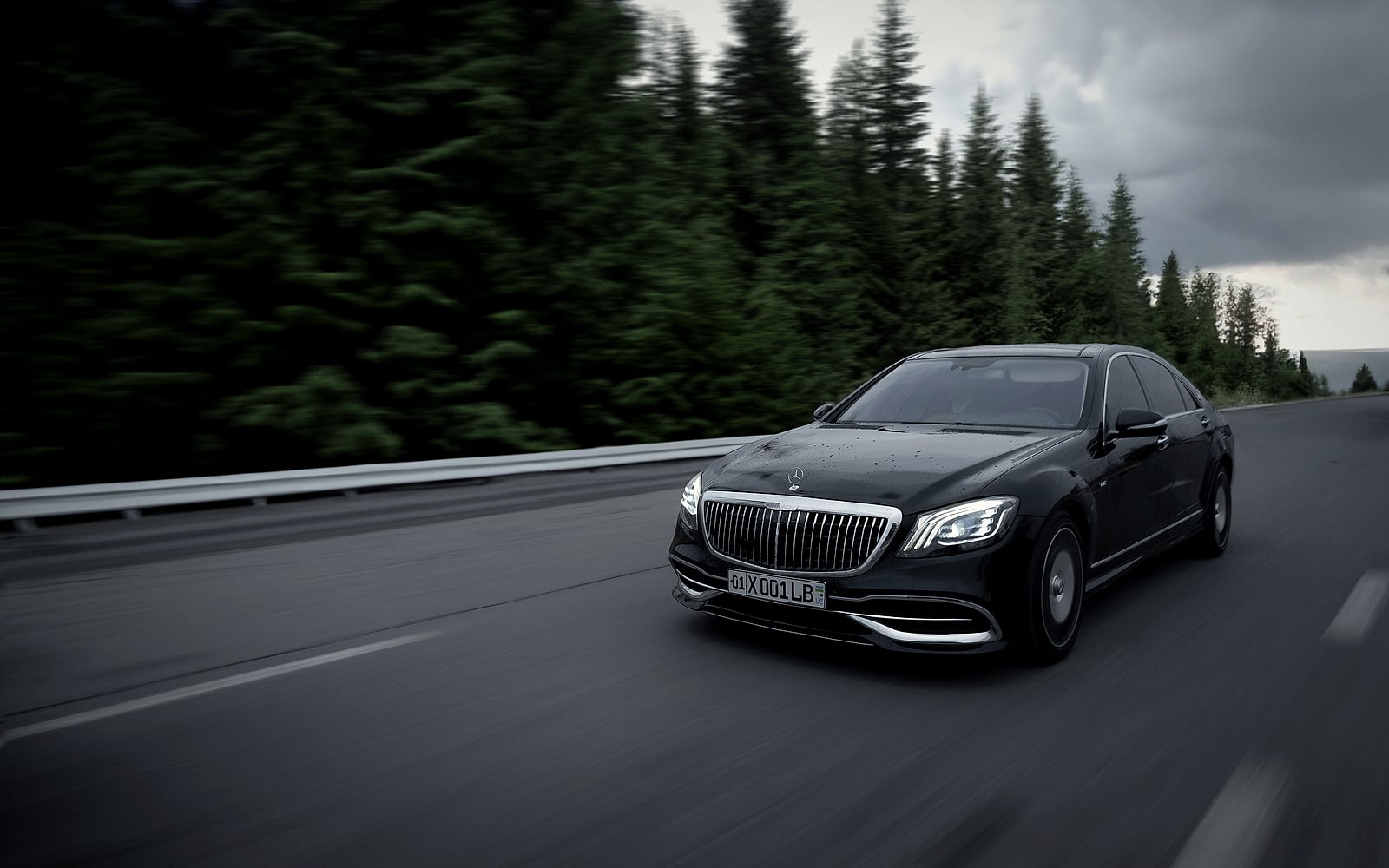 Schwarze Mercedes S-Klasse Limousine auf einer Landstrasse