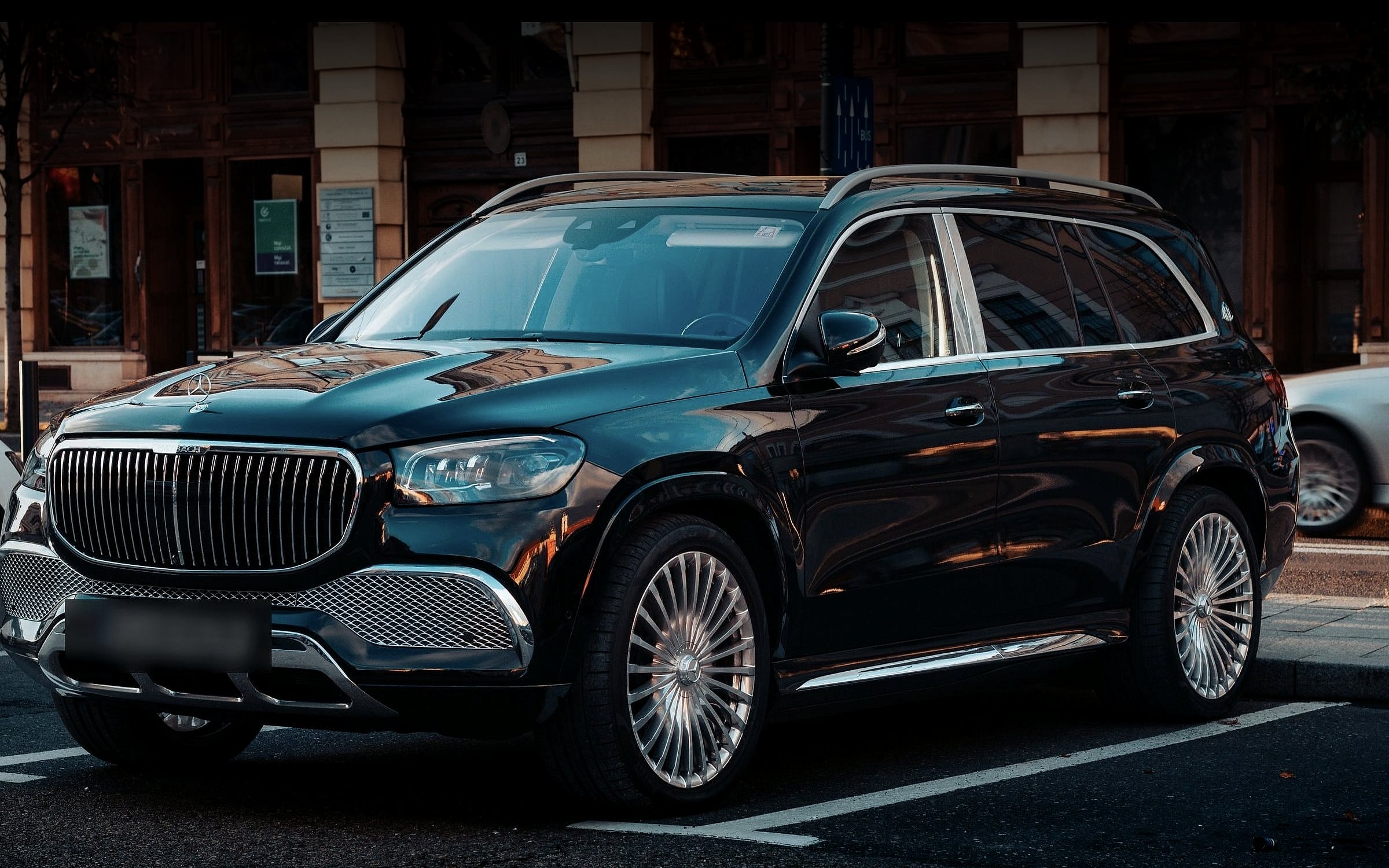 Schwarzer Mercedes-Maybach GLS am Strassenrand in der Stadt